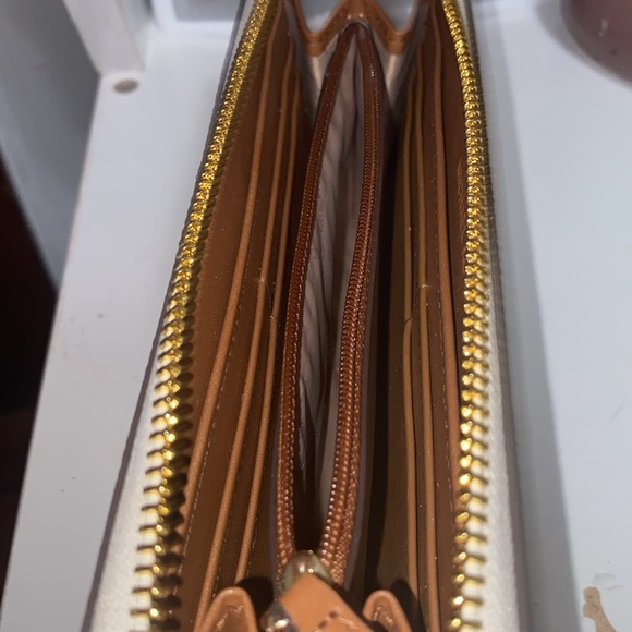 MICHEAL KORS WALLET - NEVER WORN - Picture 3 of 4